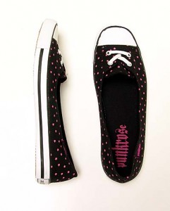 sa8 Walk in style with Punkrose’s Sarah Pink Star Sneakers.